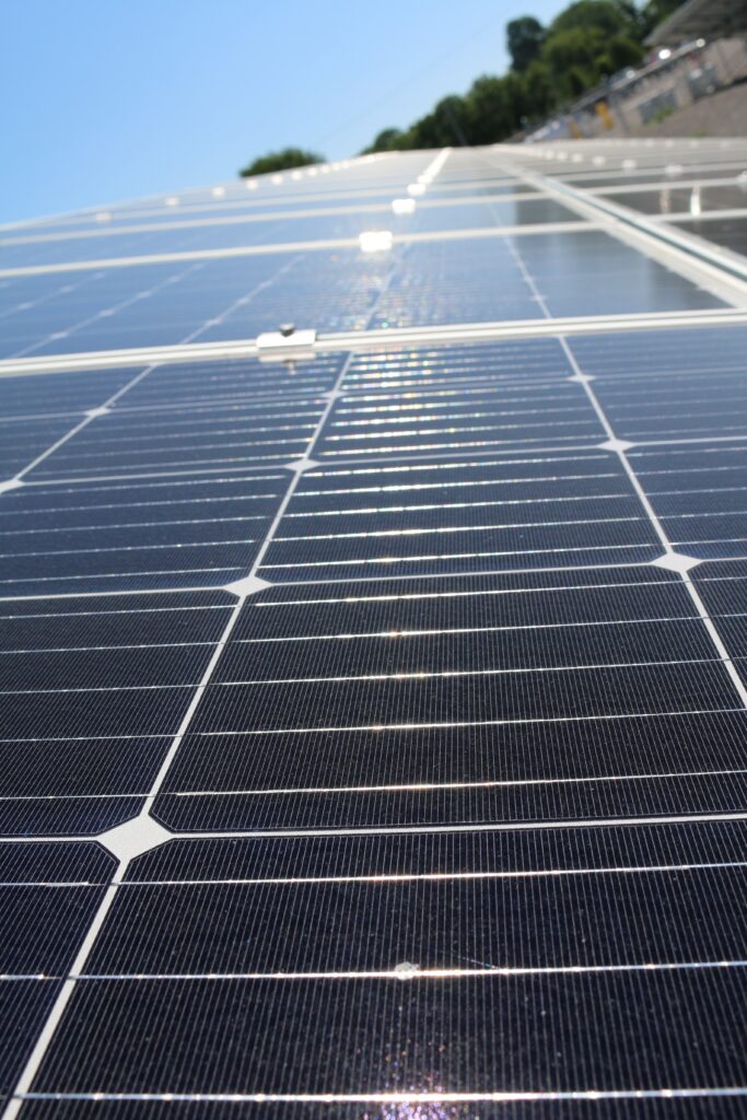 michael wilson jld4MmOc4Uk unsplash 683x1024 - Energieberatung: Wie das SOLARZENTRUM MÜNCHEN Privatkunden und Unternehmen auf ihrem Weg begleitet