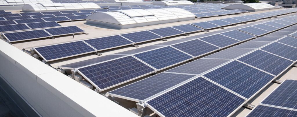 AdobeStock 436533640 geaendert 1024x404 - Energieeffizienz in Unternehmen: Wie das SOLARZENTRUM MÜNCHEN Firmen zu grüneren Geschäftsmodellen verhilft