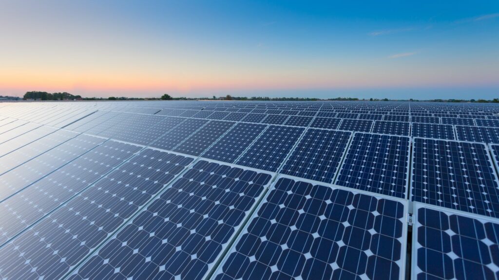 AdobeStock 78404629 geaendert 1024x576 - Erneuerbare Energien und Wirtschaft: Der positive Einfluss auf die lokale Wirtschaft