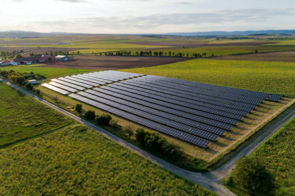 raphael cruz IwY 27ceRCA unsplash 1024x682 - Die Rolle von Solarparks in der Energiewende: Wie das SOLARZENTRUM MÜNCHEN großflächige Solaranlagen entwickelt