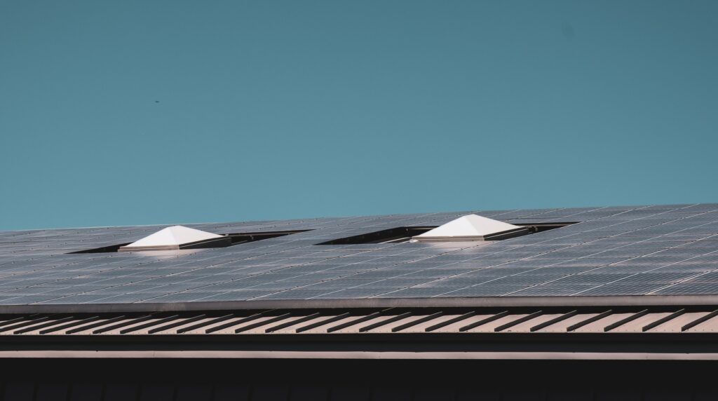 parsoa khorsand dqI88MKAw9g unsplash 1 1024x572 - Die Bedeutung von Energieeffizienz in Unternehmen: Wie das SOLARZENTRUM MÜNCHEN nachhaltige Geschäftspraktiken fördert